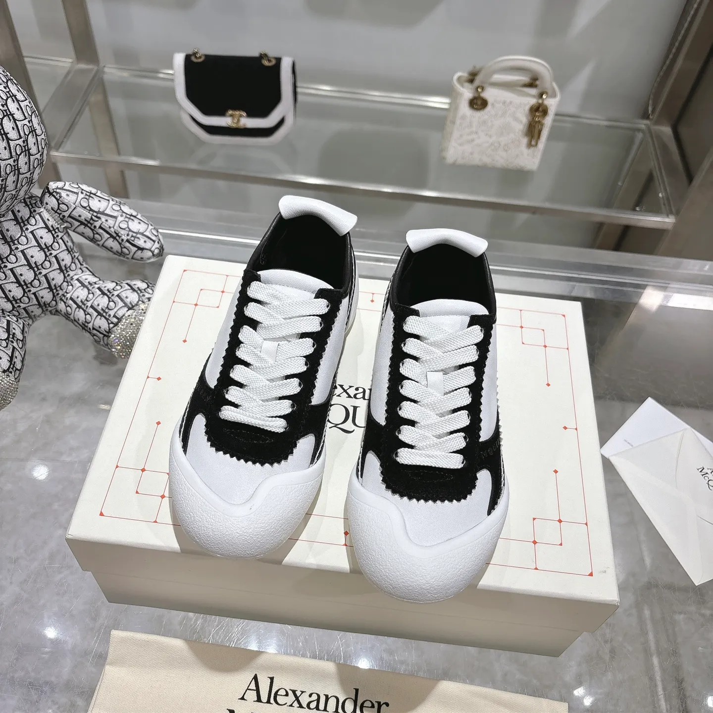 👟👟Ex-factory price 580👟👟 Men's size +10 2025 McQueen's new AIexanderMcQUEEN✅ The original quality has been certified! The original version is reproduced 1:1, and the latest products are available at the latest counters simultaneously. • McQueen logo • Round toe box • Lightweight segmented sole design, made of imported stretch breathable fabric + grained cowhide, soft inner lining and insole, comfortable for walking and not stuffy on the feet. Five colors: black and white • white • apricot • black brown • yellow Fabric: grained cowhide + stretch fabric + cow suede Insole: imported sheepskin Women’s model: 35–40 (40 for women is non-refundable) Men’s model: 40-45 (45 for men is non-refundable) Women’s model: (men’s model +10)